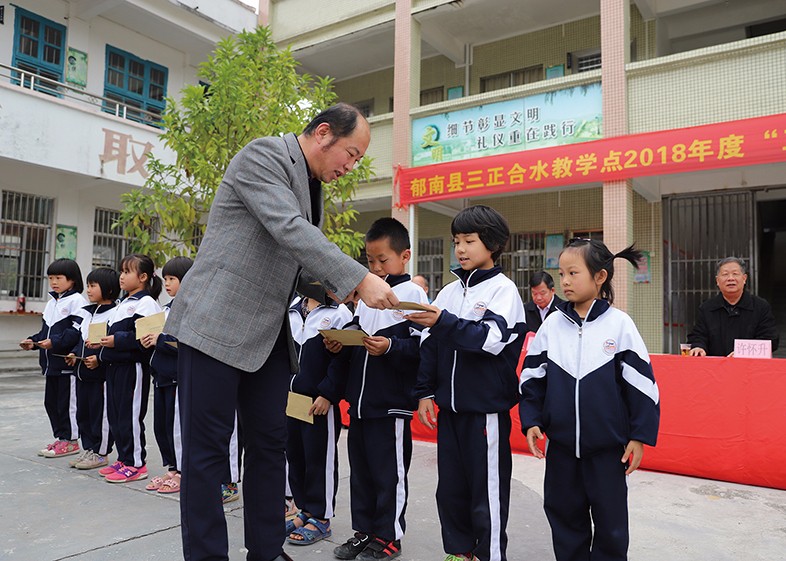 12月20日，集團(tuán)形象管理部總經(jīng)理李華代表我集團(tuán)向我集團(tuán)捐建學(xué)校的師生頒發(fā)了2018年度“三正獎(jiǎng)教助學(xué)金”，共計(jì)頒發(fā)30萬(wàn)元。