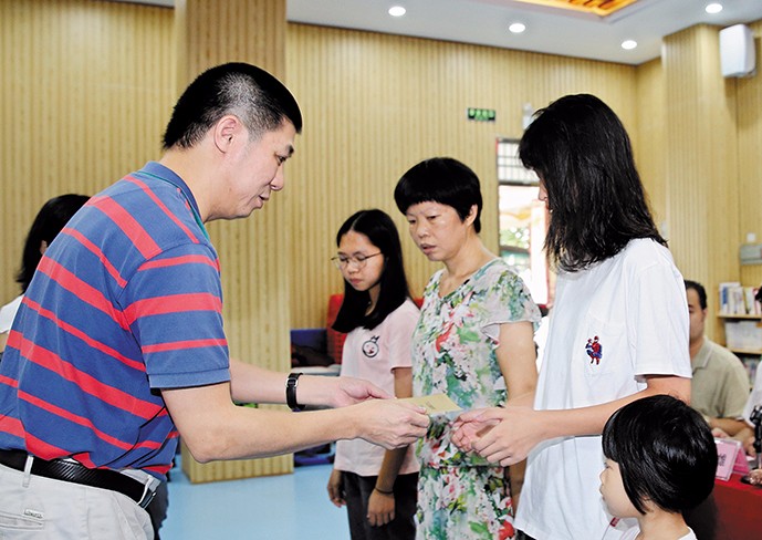 8月26日下午，我集團(tuán)在橋頭鎮(zhèn)第三小學(xué)舉行了2019年助學(xué)金發(fā)放儀式，21名橋頭籍貧困家庭大學(xué)生獲得資助。