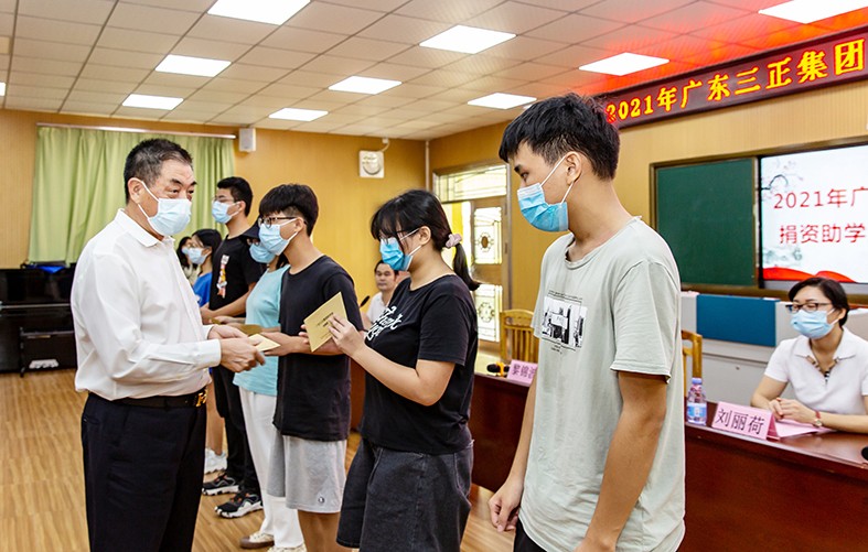 8月27日上午，我集團(tuán)在橋頭鎮(zhèn)第二小學(xué)舉行了2021年助學(xué)金發(fā)放儀式，向23名橋頭籍困難家庭大學(xué)生發(fā)放助學(xué)金17.56萬(wàn)元。這是我集團(tuán)連續(xù)第13年資助橋頭籍困難家庭大學(xué)生完成大學(xué)學(xué)業(yè)。橋頭鎮(zhèn)三級(jí)調(diào)研員