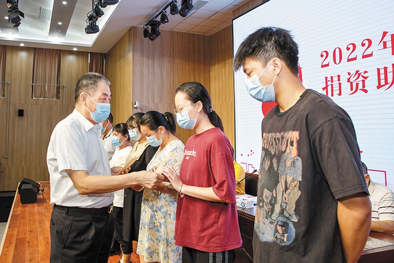 8月29日，我集團(tuán)在橋頭鎮(zhèn)中心小學(xué)舉行了2022年捐資助學(xué)金發(fā)放儀式，向22名橋頭籍困難家庭在讀大學(xué)生發(fā)放助學(xué)金16.88萬(wàn)元。