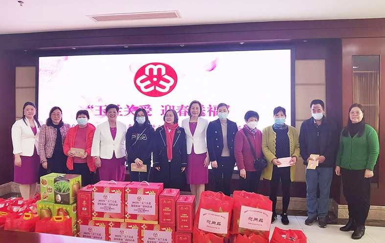 1月19日，東莞市婦聯(lián)及福利會(huì)組織開(kāi)展了“玉蘭關(guān)愛(ài)、迎春送?！?022年春節(jié)慰問(wèn)困難婦女兒童家庭”活動(dòng)，集團(tuán)培訓(xùn)中心主任劉淑芬代表我集團(tuán)參加了本次活動(dòng)，前往東莞市塘廈鎮(zhèn)、黃江鎮(zhèn)、樟木頭鎮(zhèn)，為17戶家