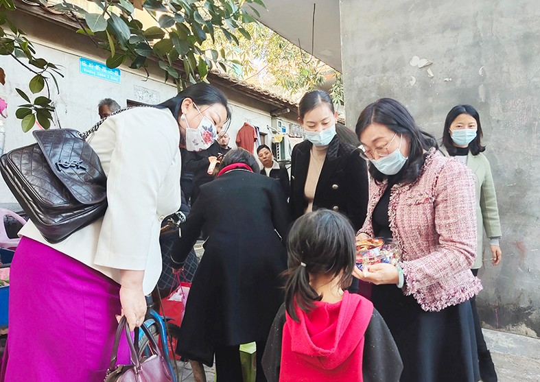 1月19日，東莞市婦聯(lián)及福利會(huì)組織開(kāi)展了“玉蘭關(guān)愛(ài)、迎春送?！?022年春節(jié)慰問(wèn)困難婦女兒童家庭”活動(dòng)，集團(tuán)培訓(xùn)中心主任劉淑芬代表我集團(tuán)參加了本次活動(dòng)，前往東莞市塘廈鎮(zhèn)、黃江鎮(zhèn)、樟木頭鎮(zhèn)，為17戶家