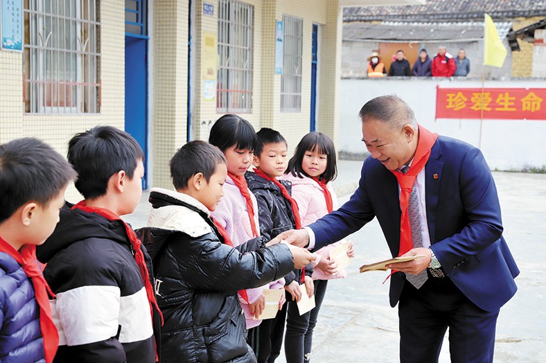 12月25日至26日，我集團向捐建學校師生頒發(fā)“三正獎教助學金”合計23.98萬元。并向三正合水小學捐贈了價值7.5萬的多媒體教學設備，向揭陽鳳湖小學碧潭三正分校一名病重學生捐贈1萬元助其度過難關。