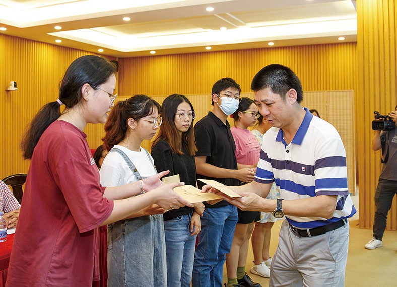 8月29日上午，“2023年廣東三正集團捐資助學金發(fā)放儀式”在橋頭鎮(zhèn)第四小學舉行，為25名橋頭籍困難家庭在讀大學生發(fā)放助學金19.04萬元。