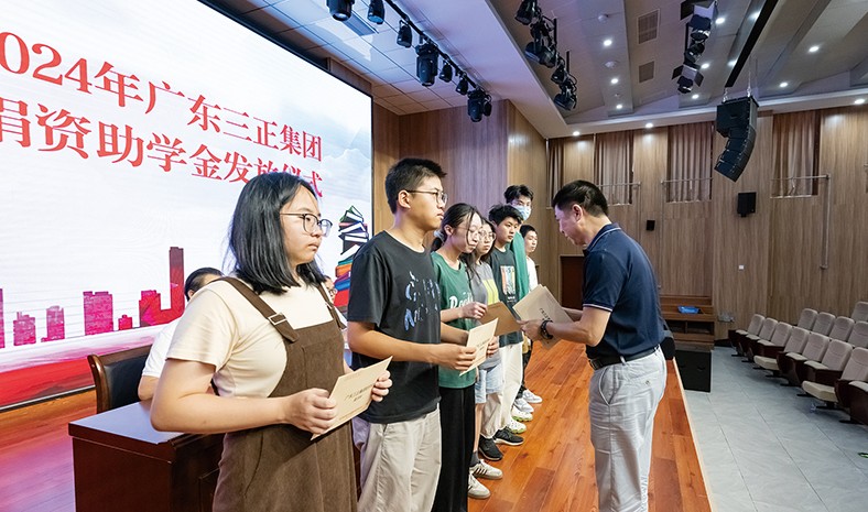 8月27日上午，我集團(tuán)2024年捐資助學(xué)金發(fā)放儀式在橋頭鎮(zhèn)中心小學(xué)舉行，董事長(zhǎng)助理莫永康代表我集團(tuán)向21名受助學(xué)生發(fā)放了助學(xué)金。